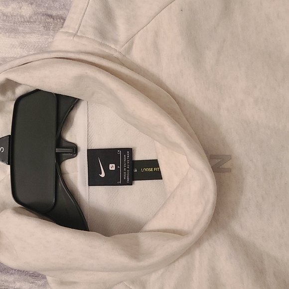 Nike long sleeve cream color sweatshirt with pockets. Size S - Picture 8 of 10